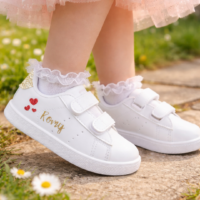 Baskets personnalisées enfant blanches à scratch – élégance & touche scintillante